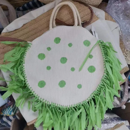 タッセル付きのグリーンペーパー刺繍ラウンドバッグ