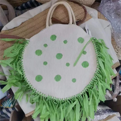 タッセル付きのグリーンペーパー刺繍ラウンドバッグ