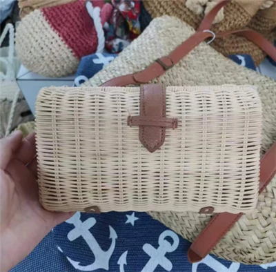 小さな籐の手編みイブニングバッグ