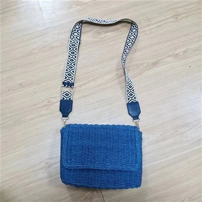 テープ付きブルークロスボディストローバッグ