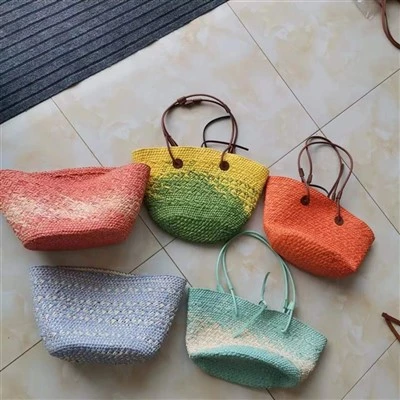 PUハンドル付きのカラフルな紙織りバッグ