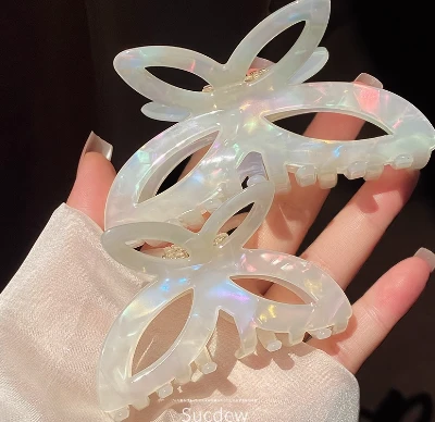 スタイリッシュな女の子のヘアクリップ